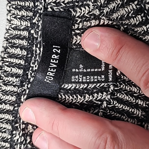 Forever 21 small black and grey sweater - Picture 6 of 6